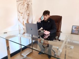 De la trafic urban la engagement digital, cu EkoGroup - Vlad Augustin creează campanii complete cu steaguri, totemuri 4K și articole SEO